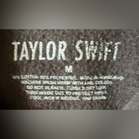 Taylor Swift Beautiful Tragic Love Affair Black Crewneck Sweatshirt Red TV Sz M - Picture 4 of 4